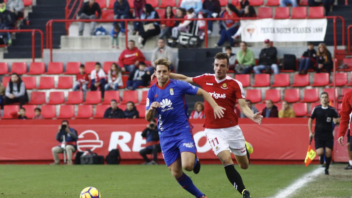 Manu Barreiro, durant el Nàstic-Oviedo.