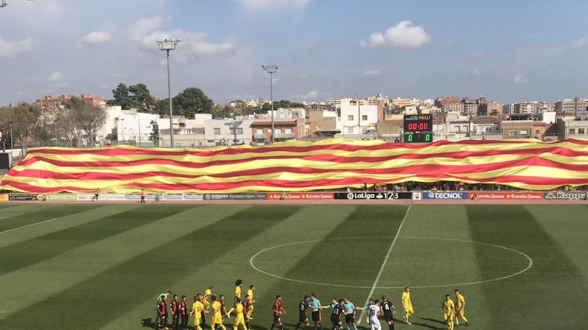 Imatge de la senyera gegant desplegada a la graderia de l'Estadi Municipal al partit contra l'Osasuna.