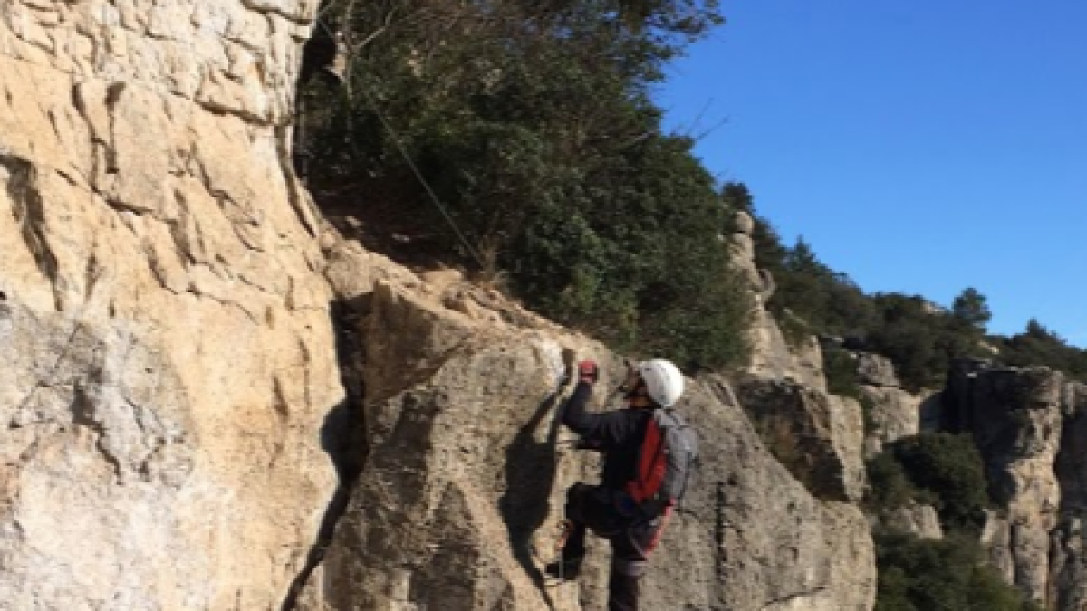 Una imagen de archivo de una persona haciendo una vía ferrata.