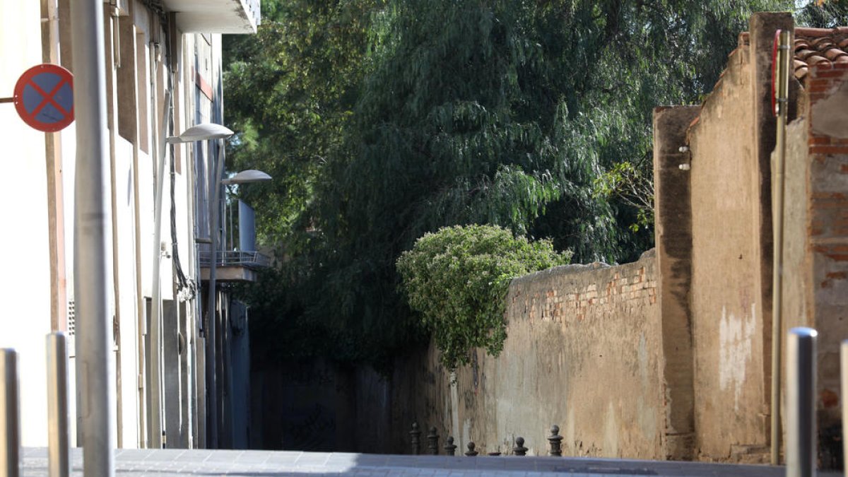 Espai que s'ha de permutar per poder allargar el carrer Armanyà fins a la Baixada de Toro.