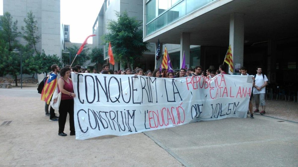 Varios estudiantes se han concentrado en el Campus Sescelades.