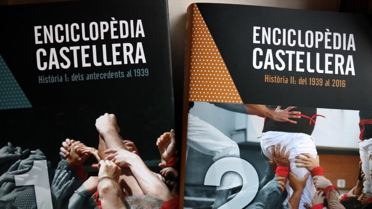 Pla detall dels dos primers volums de l'«Enciclopèdia castellera», editada per Cossetània.