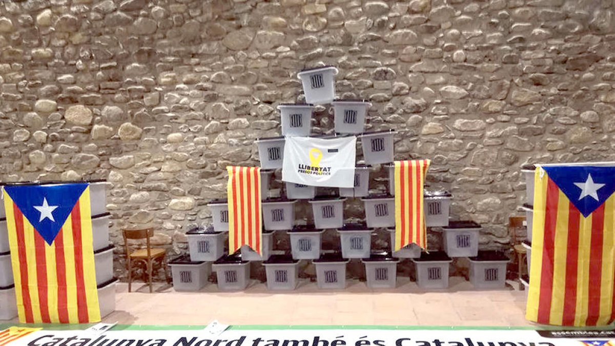 Algunes de les urnes de l'1-O que es van posar a la venda el passat 16 de desembre a la Catalunya Nord.
