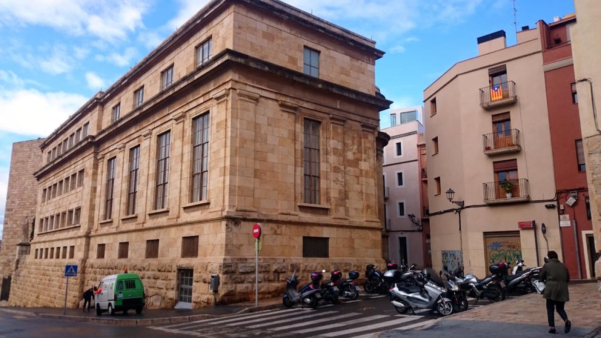 Pla general de la Part Alta de Tarragona, a la zona del passeig de Sant Antoni -a l'alçada del Museu Nacional Arqueològic de Tarragona-, i d'una veïna caminant per la zona. Imatge del 29 de desembre del 2017