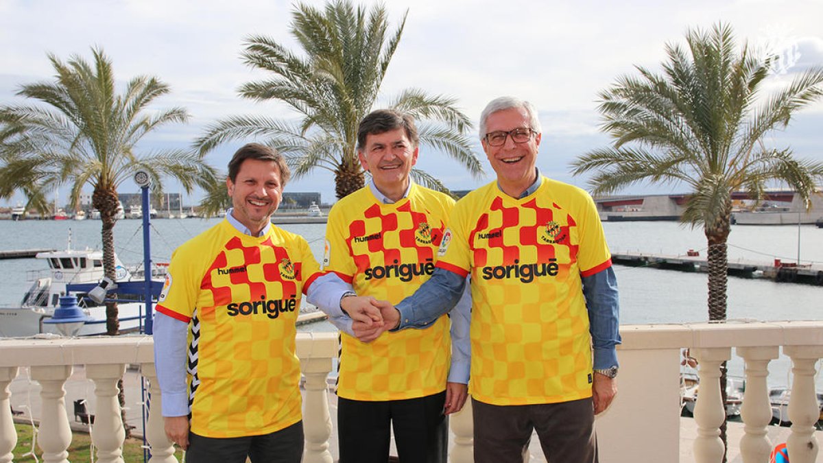 Los presidentes del Port y del Nàstic y el alcalde de Tarragona, con la camiseta 'tarraconense' del equipo grana.