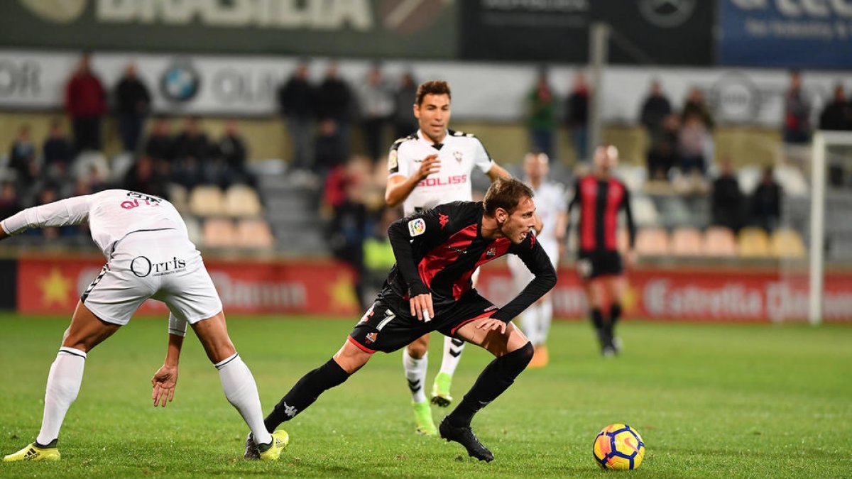 David Querol, durant una acció del CF Reus-Albacete d'aquest dissabte, duel en el qual va caure lesionat.