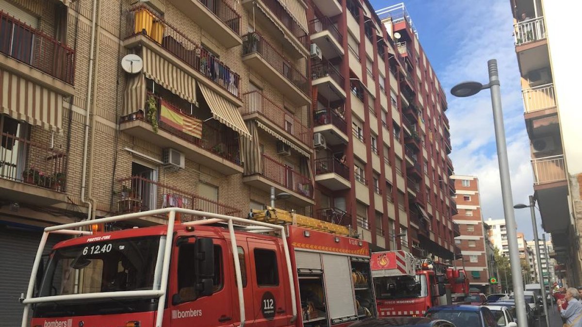 Imagen de las dotaciones de bomberos que han extinguido el incendio.