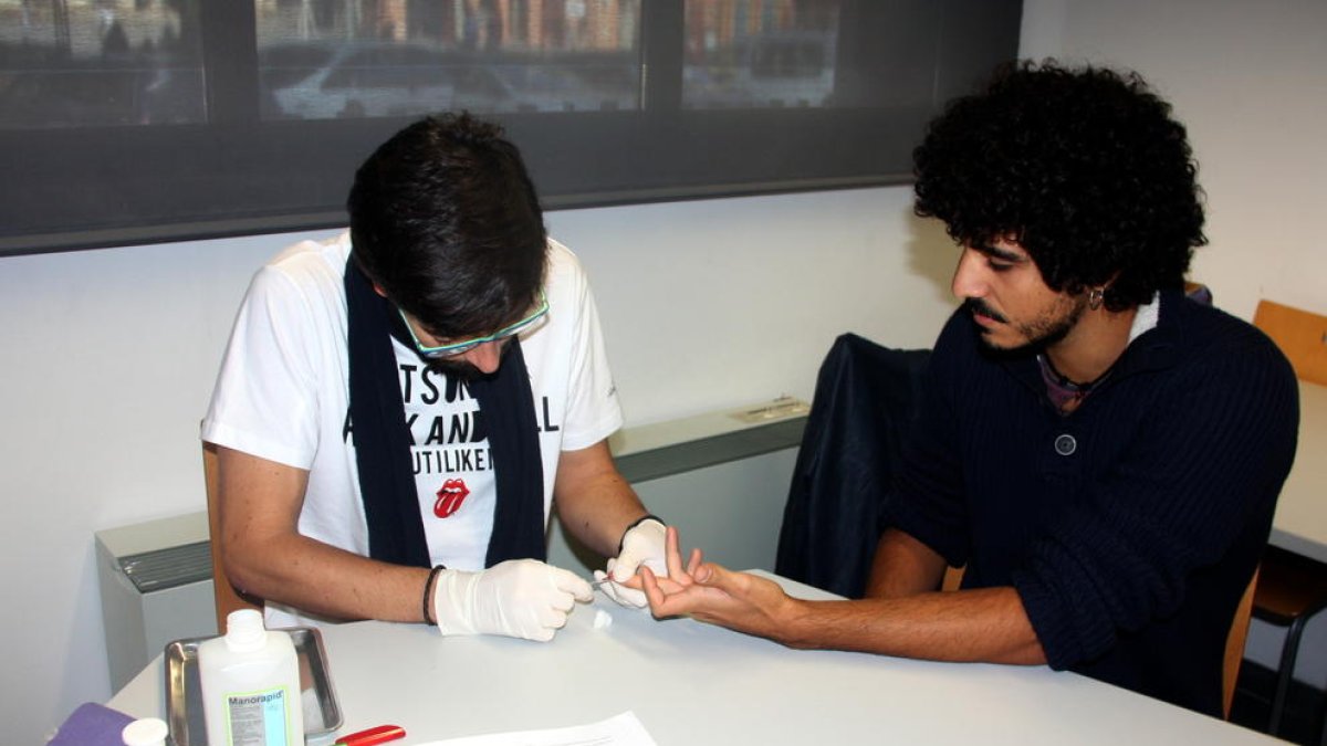 Imagen de un chico sometiéndose a la prueba rápida de detección del VIH.