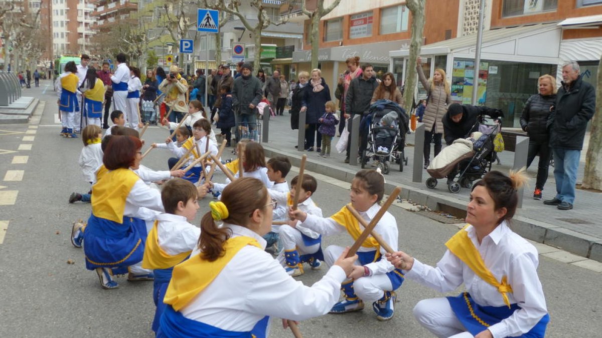 Imatge del ball de bastons a la cercavila de la Festa Major de Salou