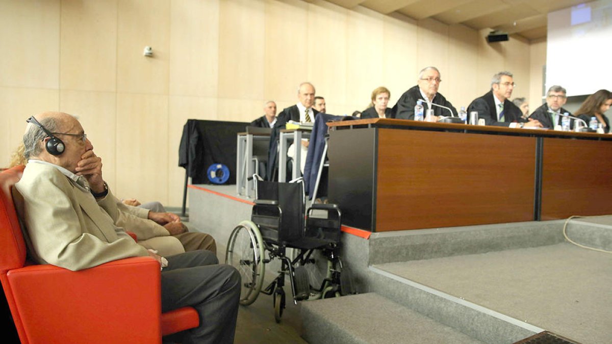 Fèlix Millet, en el banquillo de los acusados, sentado ante abogados defensores, el 16 de junio del 2017.
