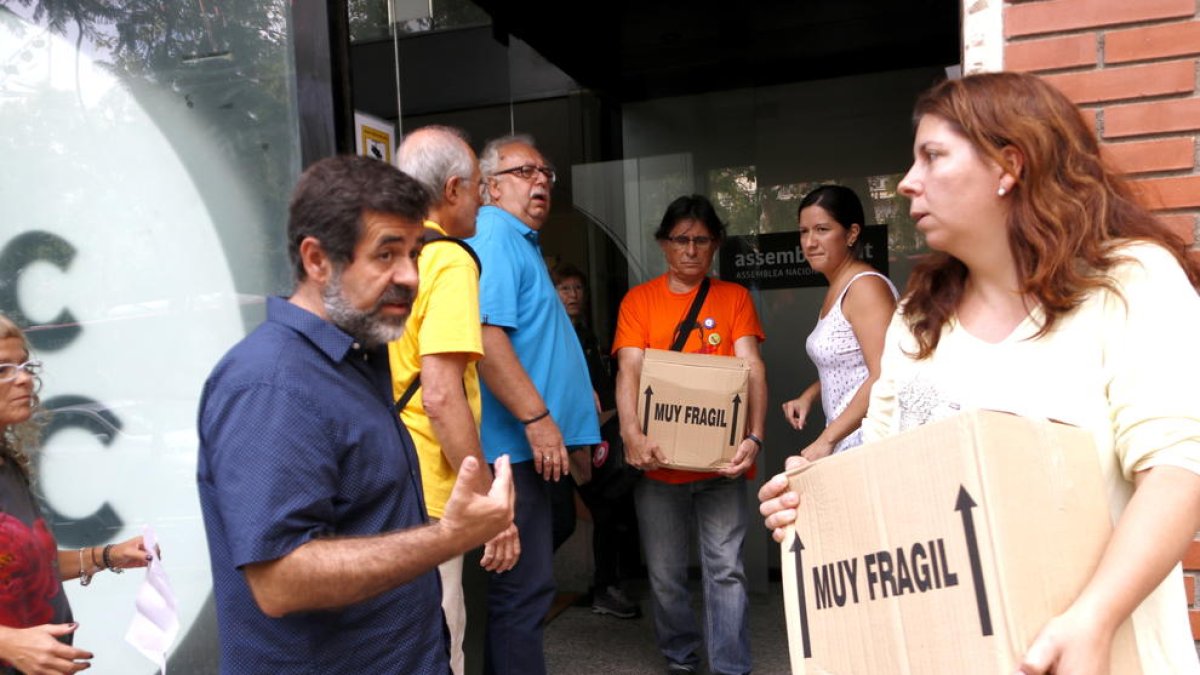 Voluntarios de l'ANC y su presidente, Jordi Sánchez, vacían la sede de la entidad de todo el material.