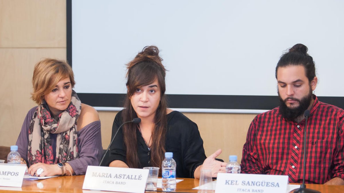 Maria Astallé y Kel Sangüesa, miembros de Itaca Banda, durante un momento de rueda de prensa de este viernes.