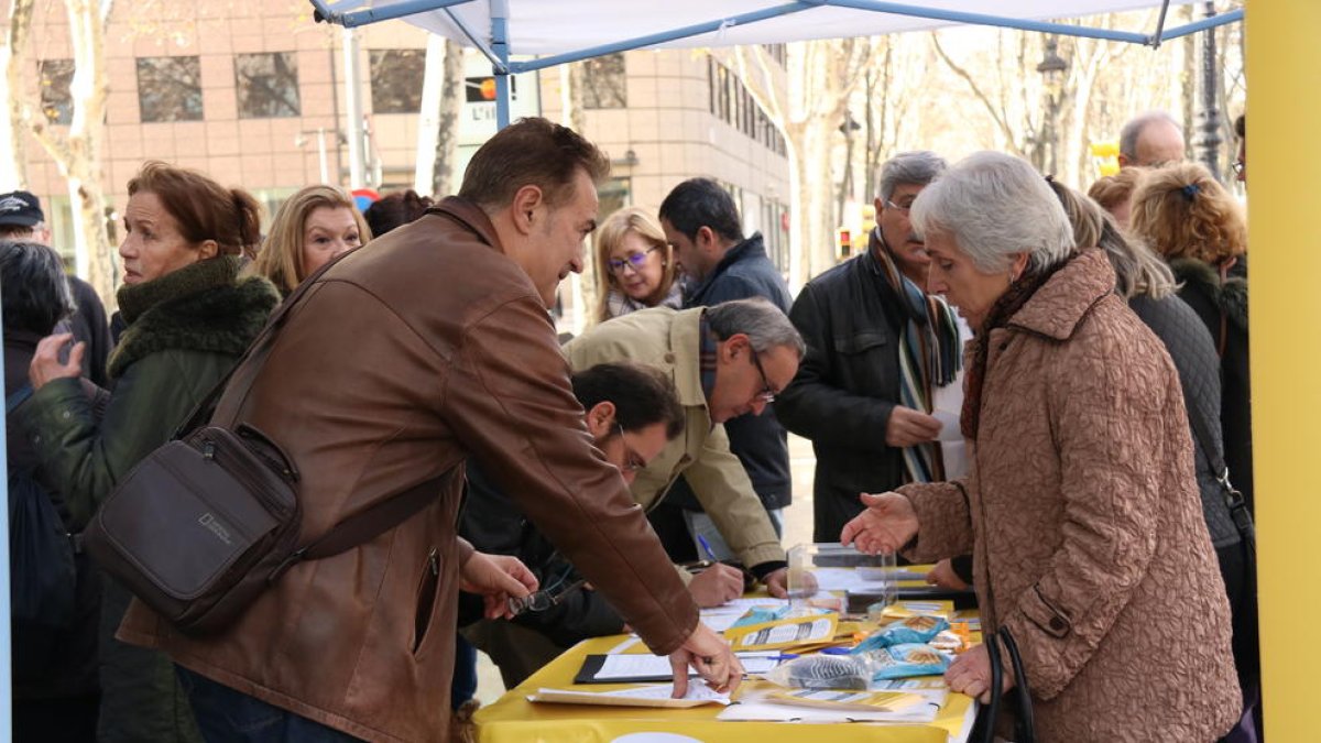 Imatge de la recollida de firmes de l'associació 'Hablamos Español' a Barcelona.
