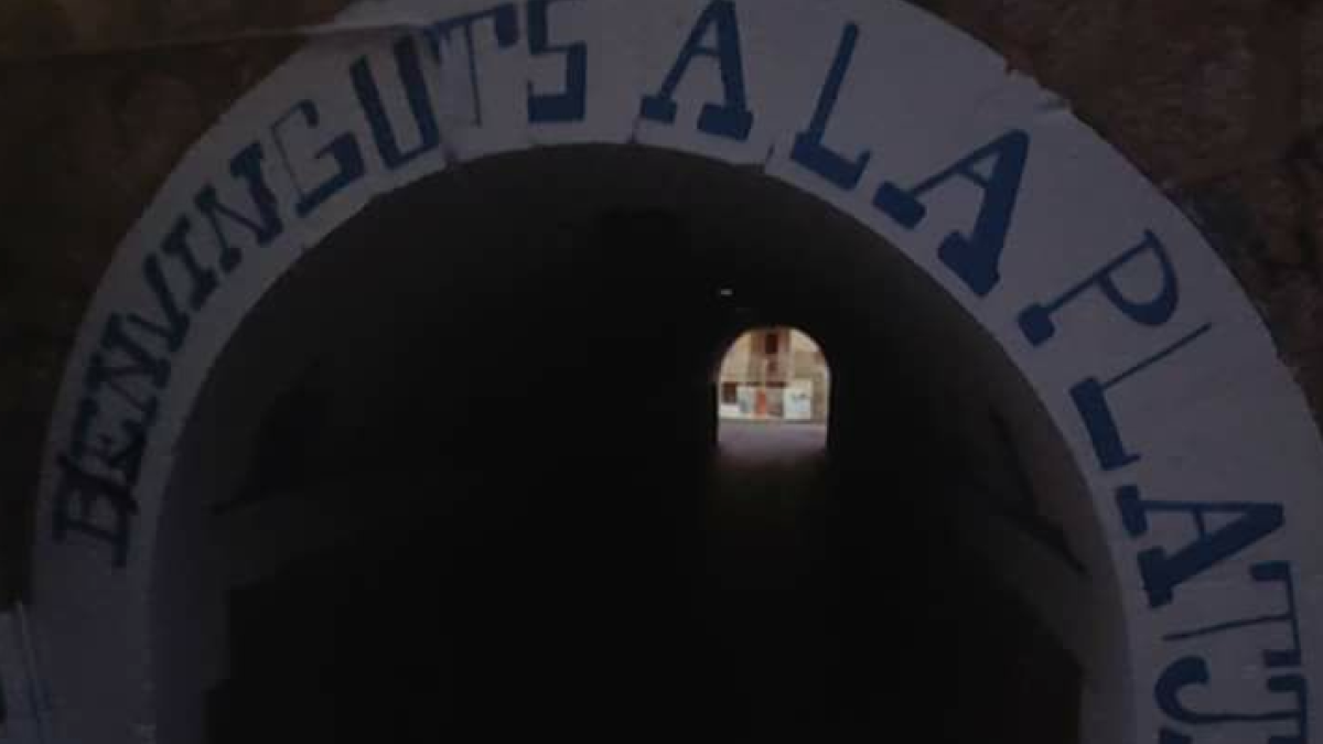 El pas subterrani es troba al carrer Estació de Coma-ruga.