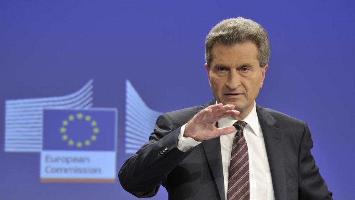 El eurocomisario de Energía, Günter Oettinger, presentando las conclusiones de las pruebas de resistencia a las centrales nucleares.