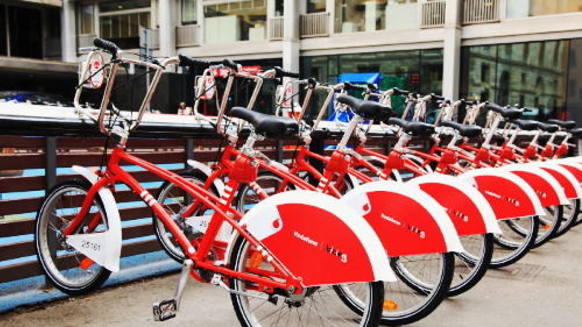 El jove circulava amb una bicicleta del 'Bicing' de Barcelona mentre fumava un porro.