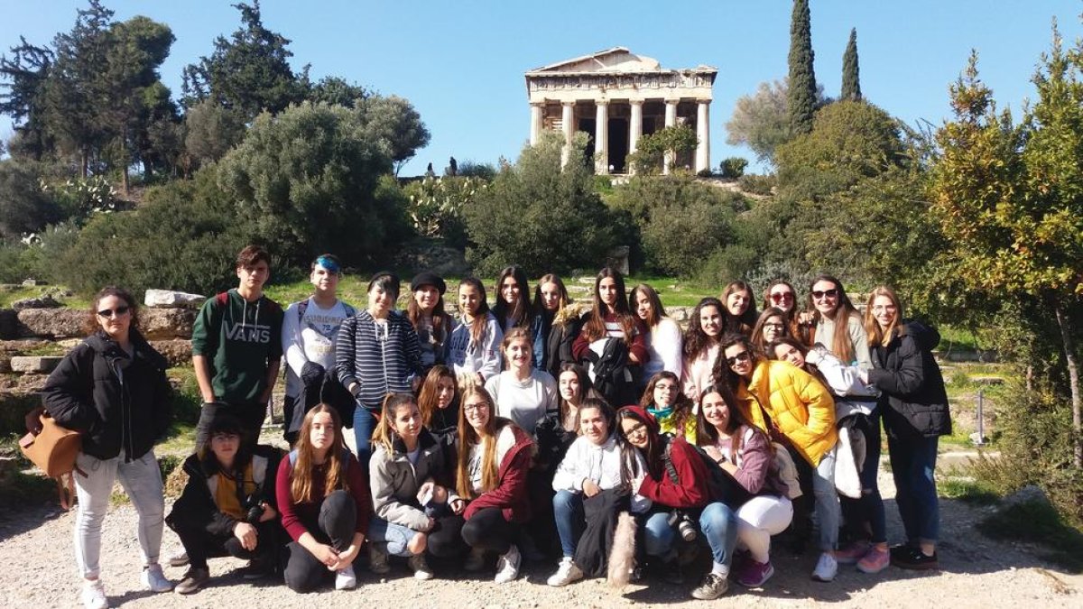 Imagen de los estudiantes penedesenses durante la visita a Grecia.