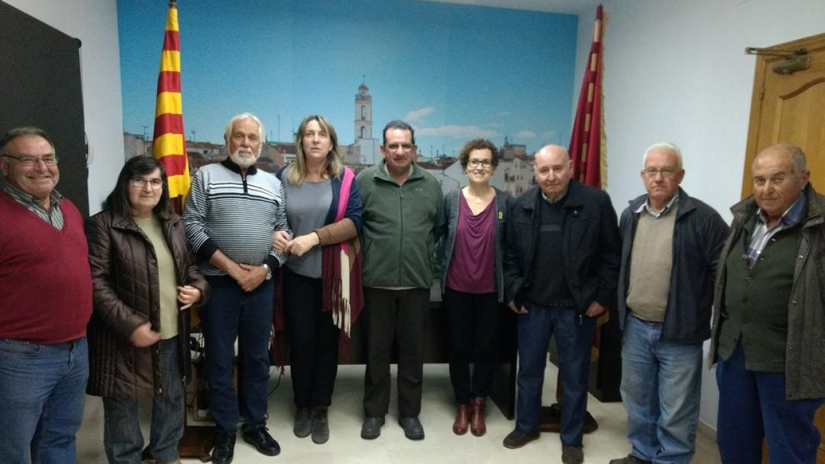 Imagen de la concejala de Cultura, Judit Vidal; y la alcaldesa de la villa, Agnès Ferré, con miembros de la Asociación de los Tres Tombs de la Bisbal -actualmente no está en activo- que colaboran con la celebración actual de la fiesta, organizada por el Ayuntamiento de la Bisbal.