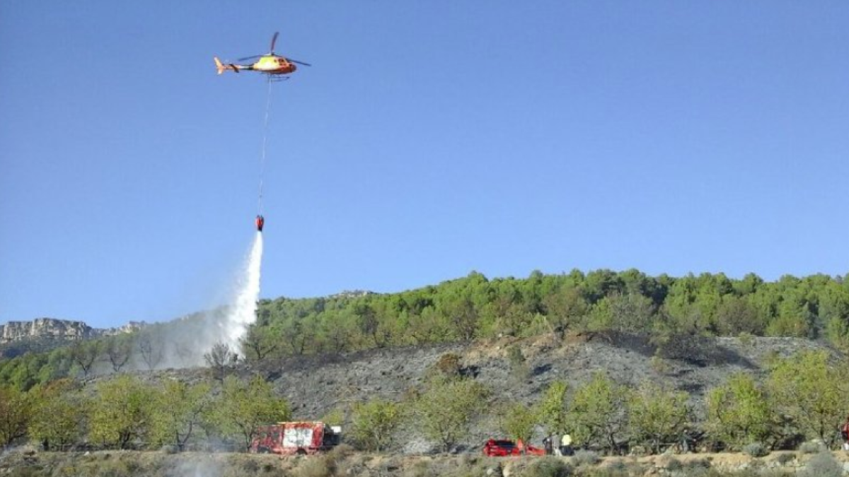 Imatge de l'helicòpter a l'extinció de l'incendi que ha cremat vegetació a Alforja.