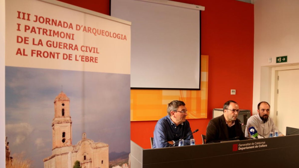 Imagen de la presentación de la III Jornada de Arqueología y Patrimonio de la Guerra Civil en el frente del Ebro con el cartel en primer término.