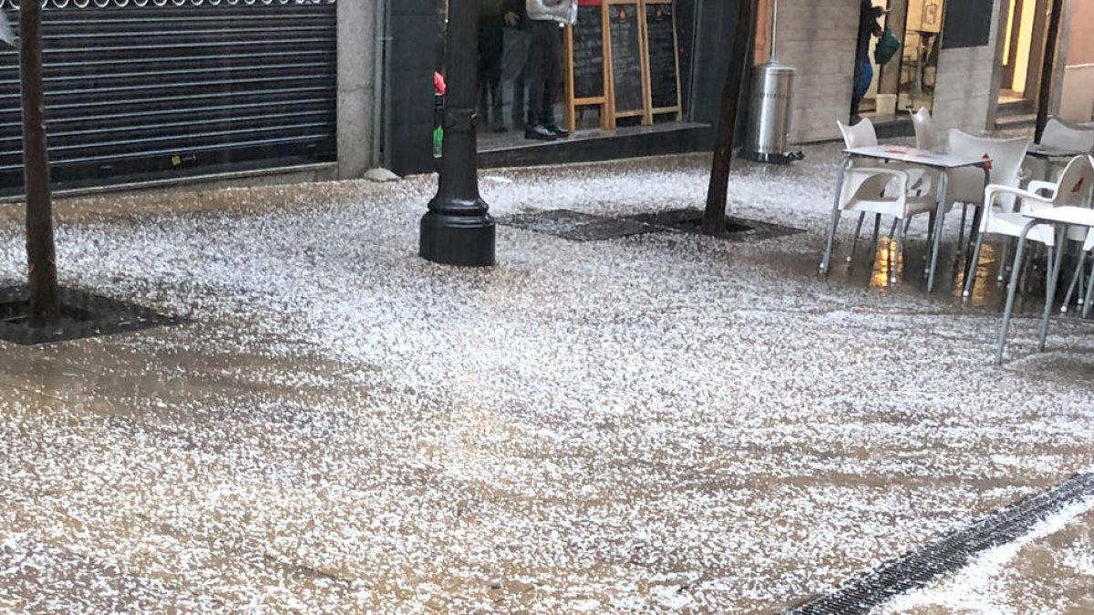 El granizo se ha podido ver en la Calle August de Tarragona.