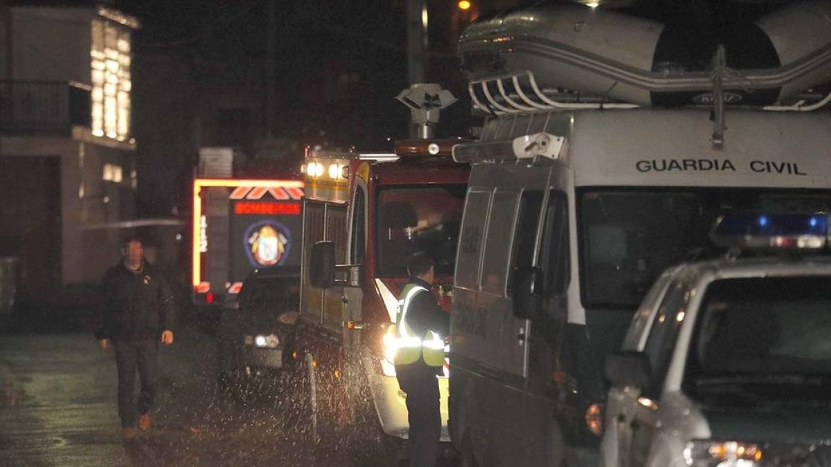 Vehículos de la Guardia Civil y ambulancias delante de una nave industrial en la parràquia de Asados