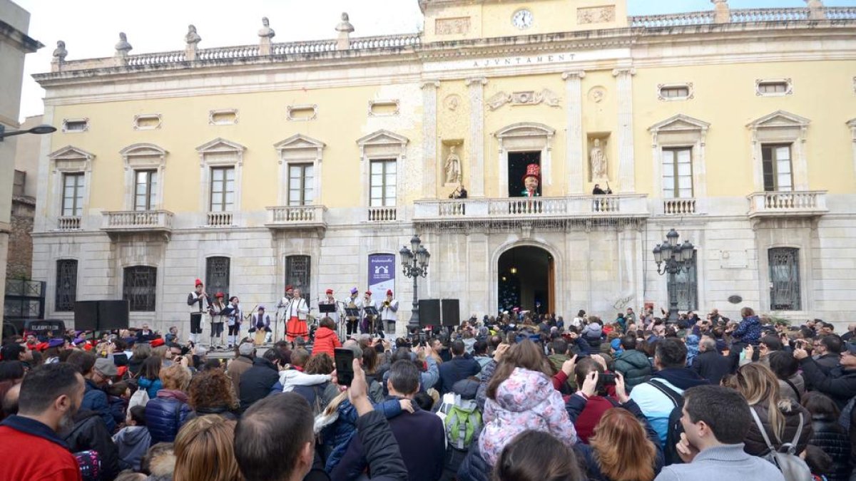 L'Home dels Nassos saludant des del balcó de l'ajuntament.