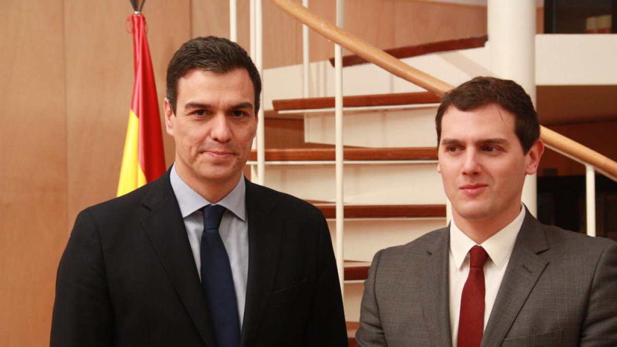 Imagen de archivo del secretario general del PSOE, Pedro Sánchez, y el presidente de Ciutadans, Albert Rivera.