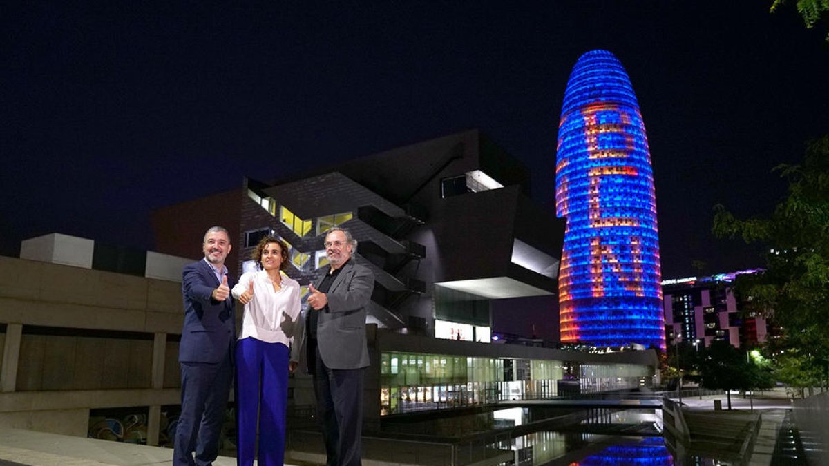 Imagen de archivo de Jaume Collboni, Dolors Montserrat y Albert Serra delante de la Torre Glorias iluminada para dar apoyo a la candidatura de Barcelona como sede de la Agencia Europea del Medicamento
