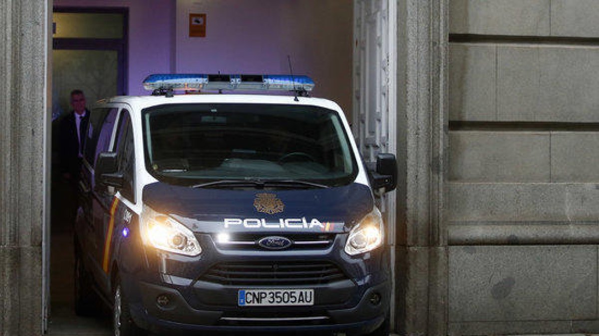 Furgón policial entrando en las cocheras del Tribunal Supremo, con Oriol Junqueras dentro.