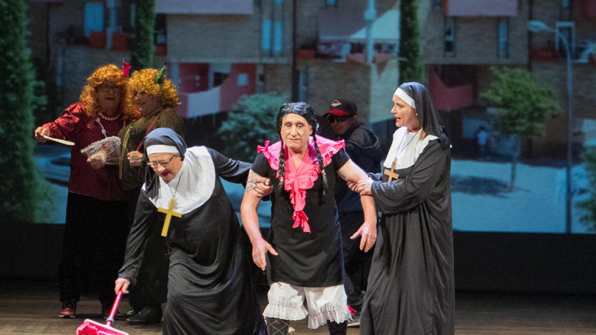 Membres de l'Associació de Veïns del barri Gaudí van fer una particular versió del tema 'Chiquitita'.