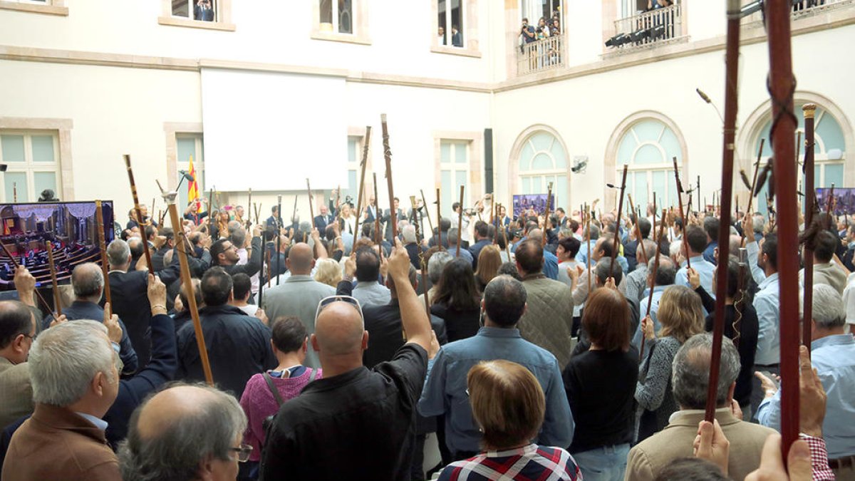 Imatge d'arxiu d'uns 250 càrrecs electes aixequen les vares a l'auditori del Parlament i criden a favor de la independència abans de l'inici del ple del 27 d'octubre passat