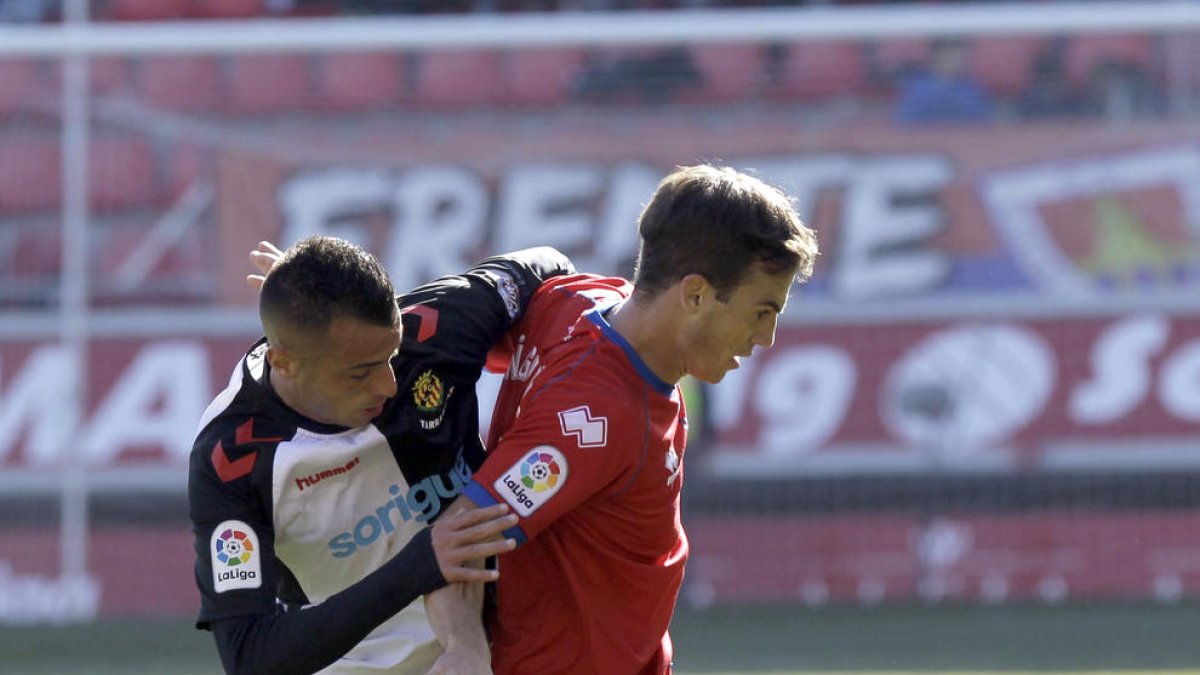 Sergio Tejera persigue a un rival del Numancia, este domingo.