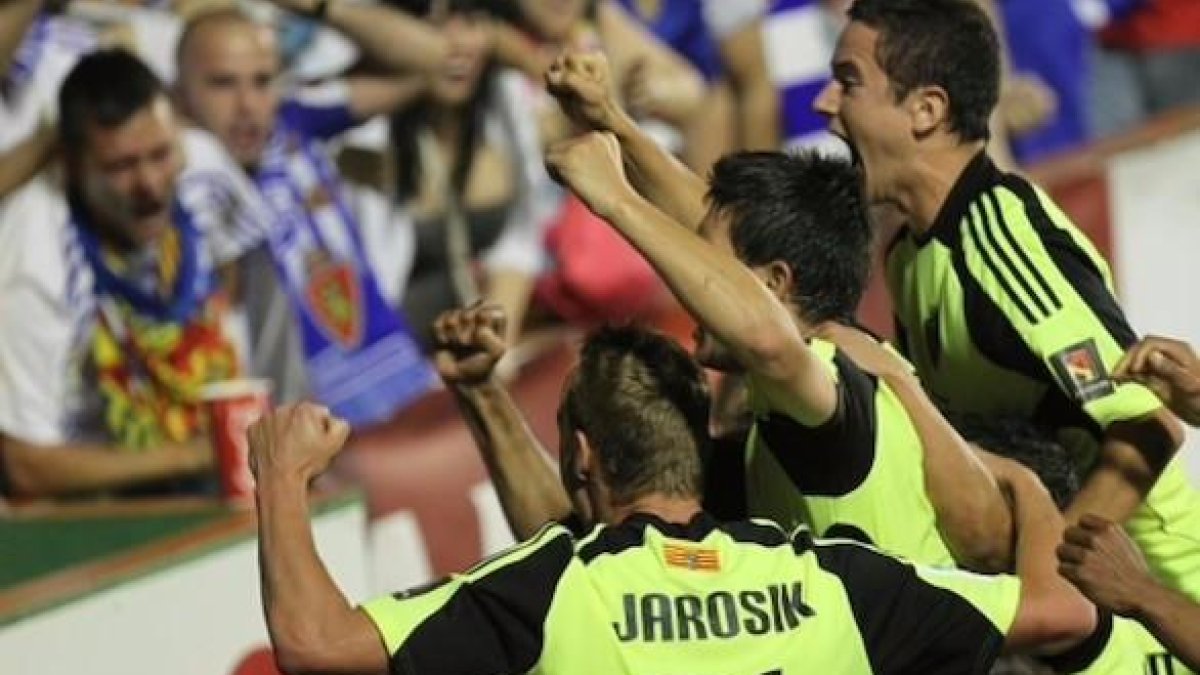 Els jugadors del Zaragoza celebren un gol durant el polèmic partit.