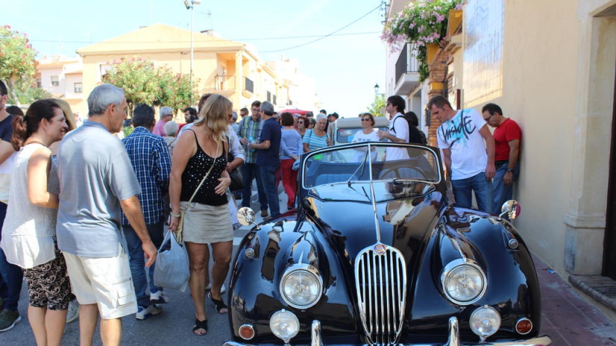 Imatge d'alguns dels vehicles clàssics que es van poder veure a Creixell.