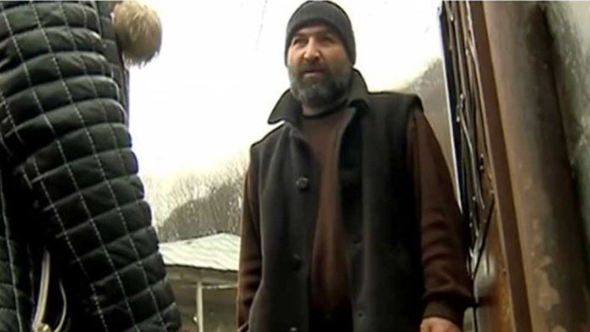 Amirán Devnozashvili davant el domicili on té els seus 8 fills segrestats.
