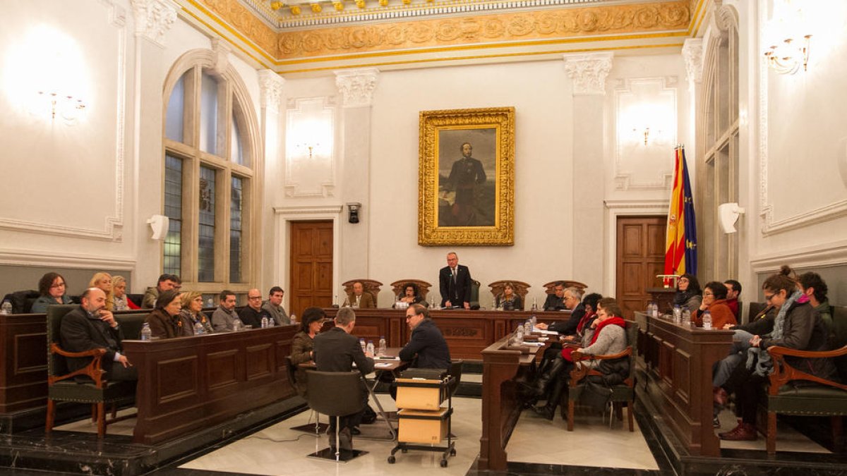 Carles Pellicer, avui al ple, en el moment de la votació de la qüestió de confiança.