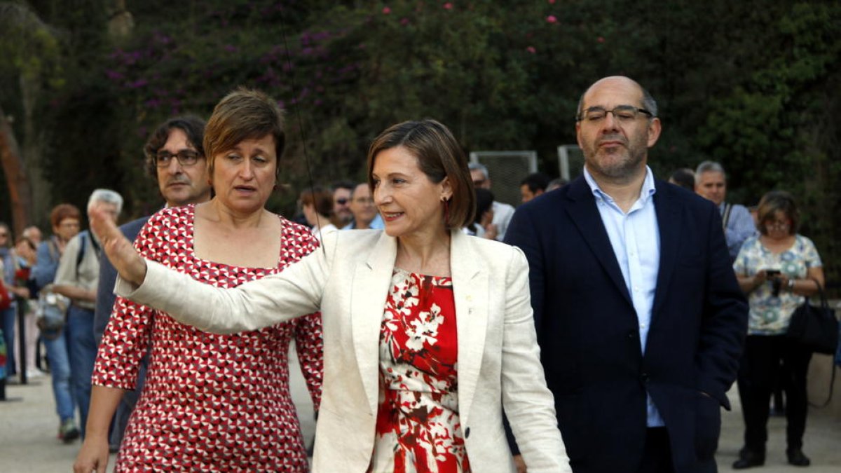 Imatge de Carme Forcadell acompanyada d'Anna Simó.