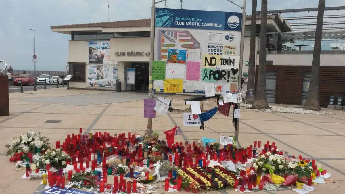 Memorial que es va formar de manera espontània davant el Club Nàutic de Cambrils.