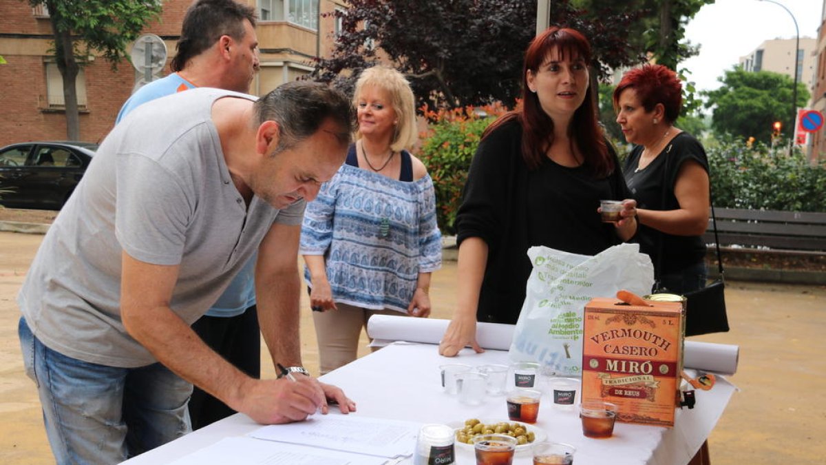 Una de las jornadas de recogida de firmas, en el mes de junio.