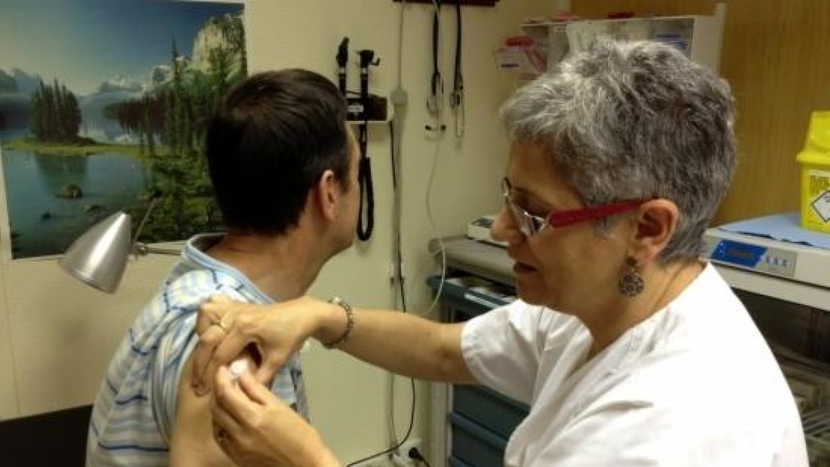 Vacunació a la Unitat de Salut Internacional de l'Hospital Verge de la Cinta de Tortosa.