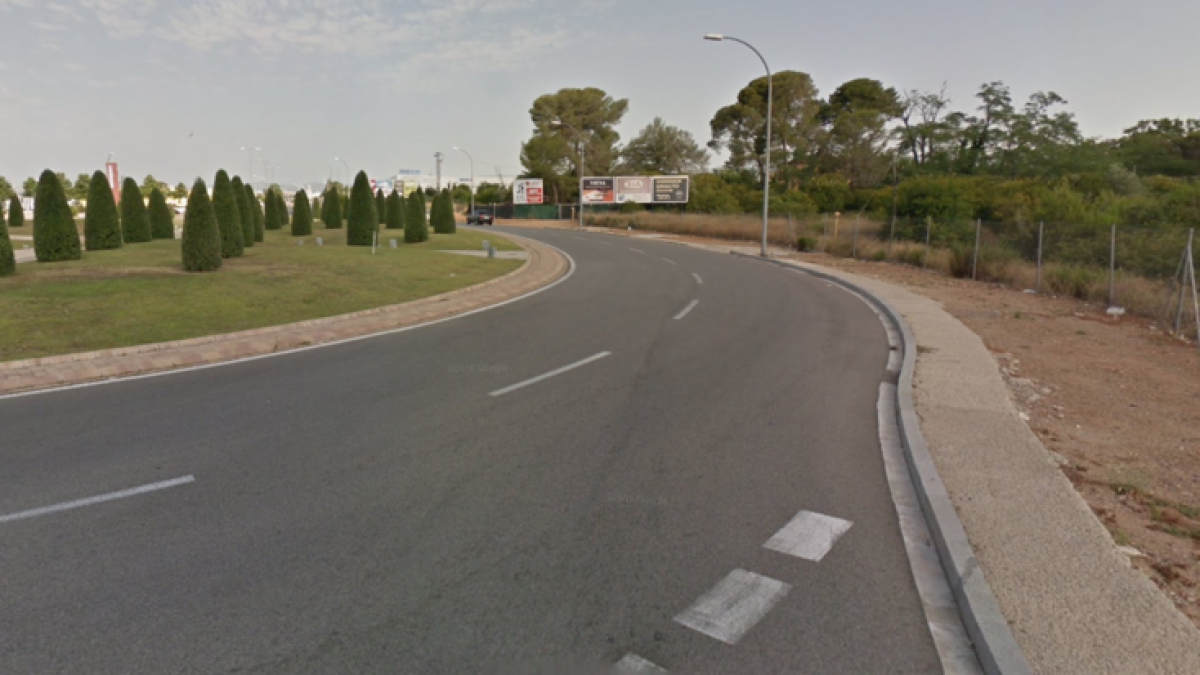 Imatge on es durà a terme l'enjardinament de la vorera est del encreuament entre l'avinguda Tarragona i el carrer Argentina.