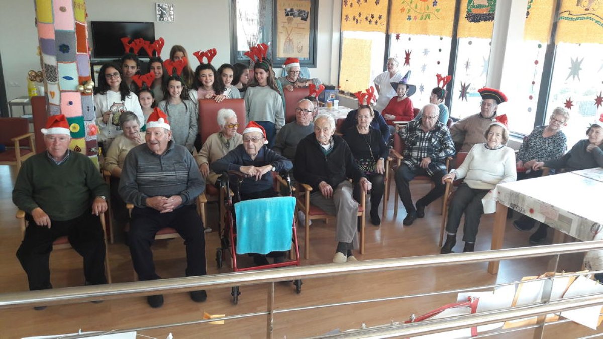 Les nenes i els avis s'han fet una fotografia per commemorar la visita.