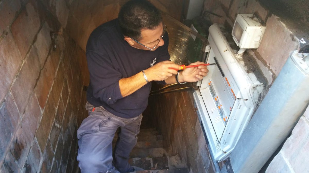 Un operari treballa en el nou quadre elèctric del refugi antiaeri de Cambrils de carrer Creus.