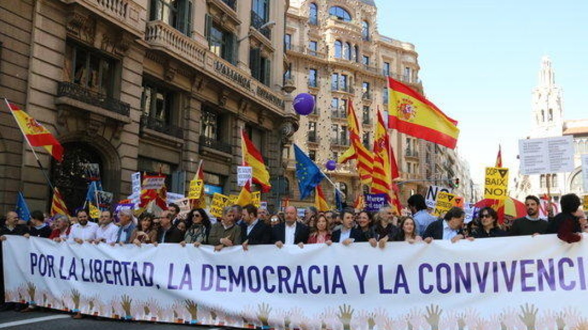 Pancarta que cogían varias autoridades políticas y que abría la manifestación convocada por Sociedad Civil Catalana para parar el 'golpe separatista', el 19 de marzo de 2017 en la Vía Layetana de Barcelona.