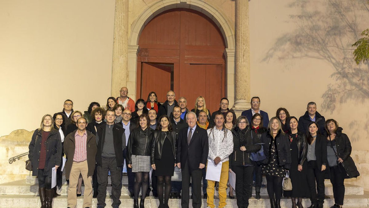 Els vila-secans que han complert 50 anys amb l'acalde de Vila-seca, Josep Poblet.