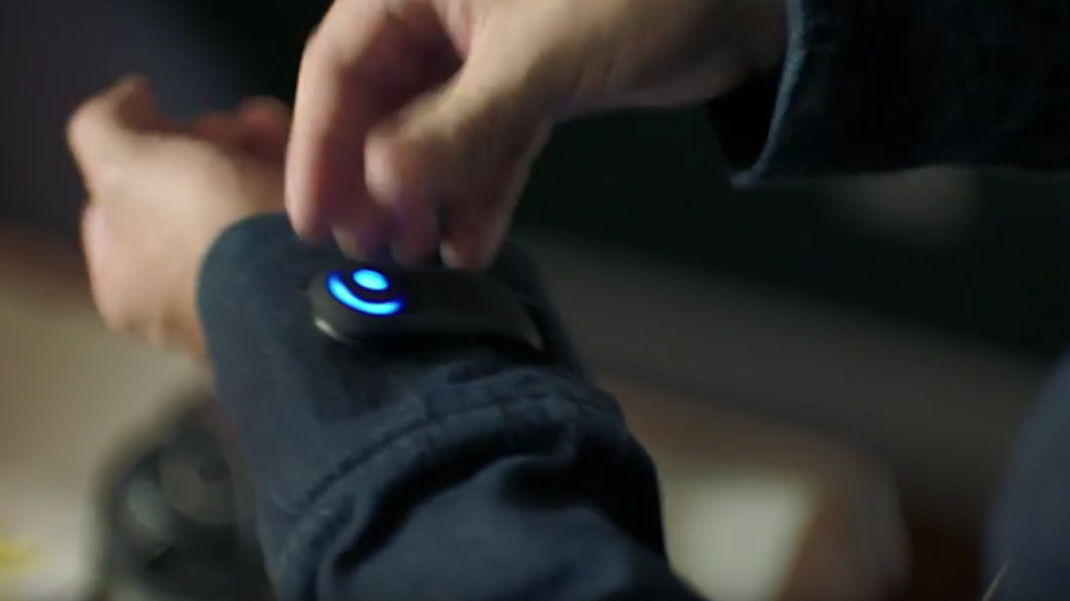 La chaqueta tejana cuenta con un sensor en la manga izquierda a través del cual se puede controlar el teléfono móvil.
