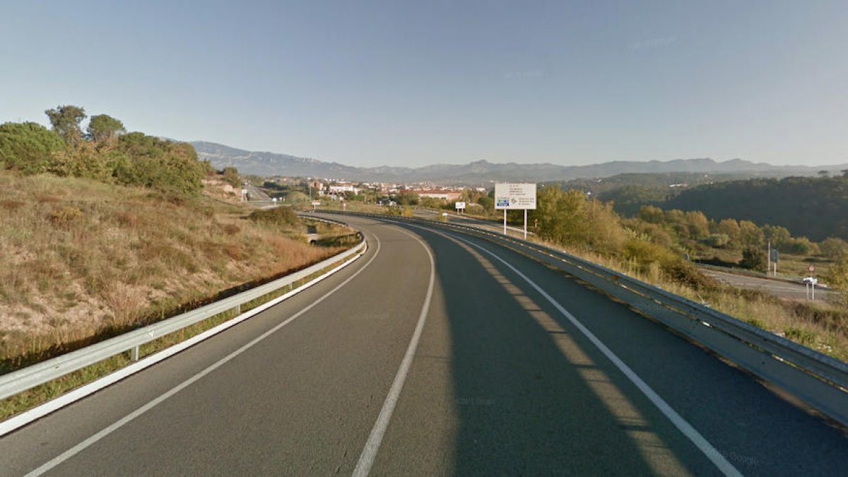 Un tram de la carretera C-16 al seu pas per Casserres (Berguedà), on hi va haver l'accident mortal el 2015.
