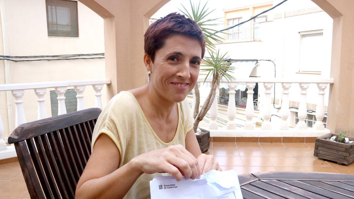 La veïna del Perelló, Vanessa Pallarès, amb la carta que ha rebut per formar part d'una mesa electoral per al referèndum del pròxim diumenge, 1 d'octubre.
