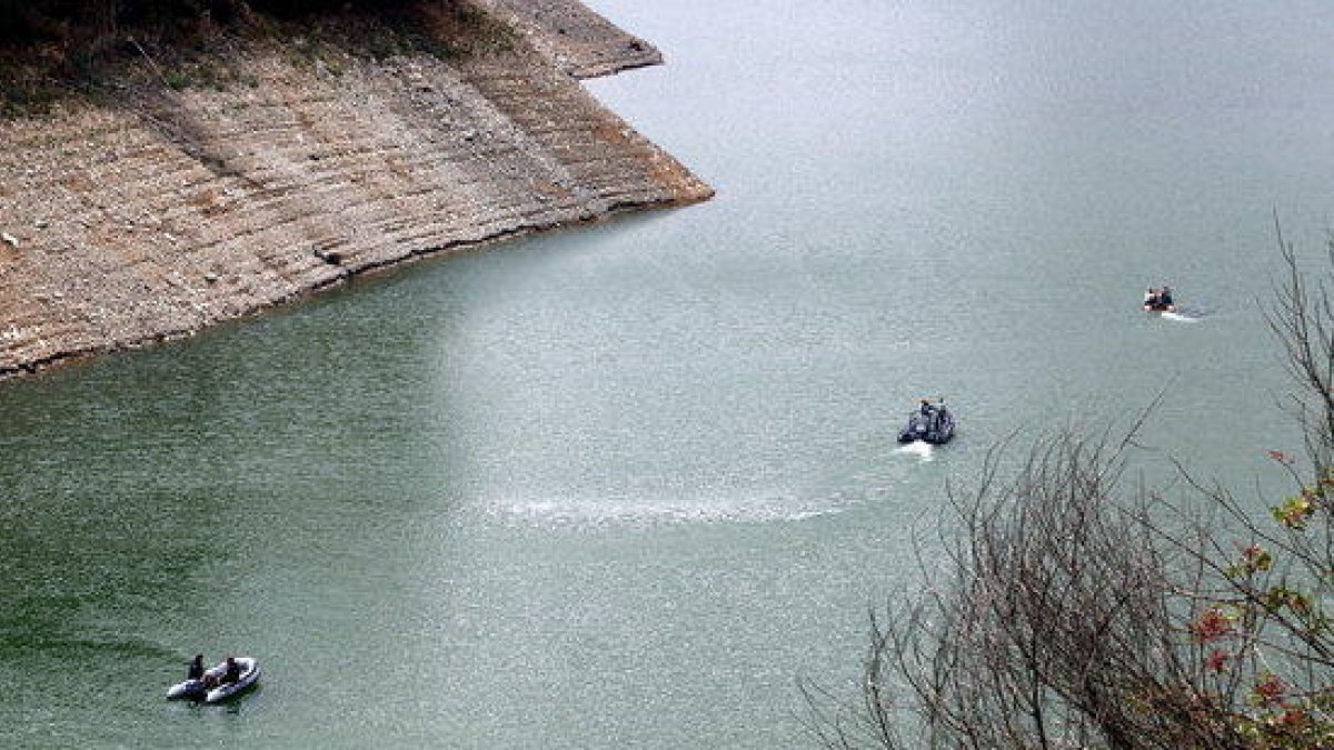 Imagen de la búsqueda de los dos jóvenes por parte de los cuerpos policiales en el pantano de Susqueda.